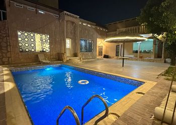 استراحة بجلسة مطلة على مسبح 