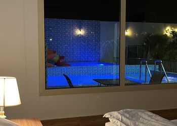 شاليه بألعاب مائية وجلسة خارجية