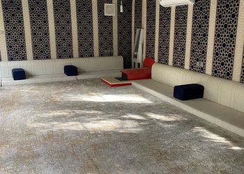 مزرعة  بمسطح اخضر ومجلسين