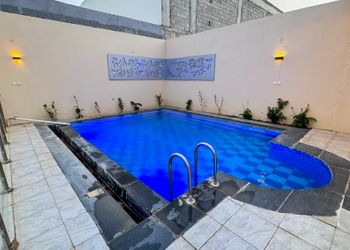 شاليه بجلسات خارجية وألعاب مائية
