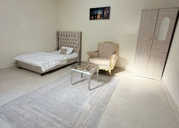 غرفة بأثاث مريح وبسيط