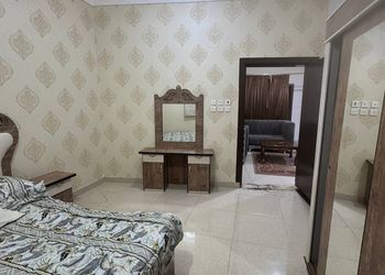 شقة بصالة جلوس وغرفتين نوم 