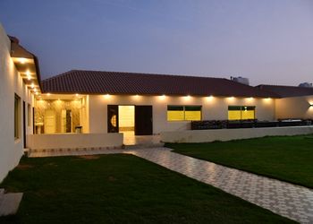 شاليه مجالس ومسطح اخضر 
