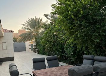 استراحة بمسطح اخضر ومسبح
