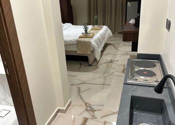 استديو بأثاث مريح وبسيط 