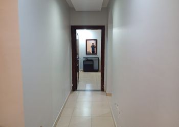 شقة بصالة وثلاث غرف نوم