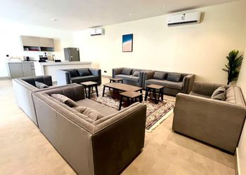 شاليه بجلسة تطل على مسبح خارجي 