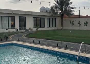 شاليه بمسطح اخضر ومسبح 