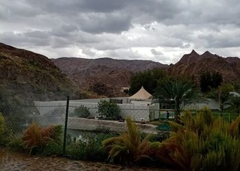 استراحة بإطلالة جبلية ومسطح أخضر