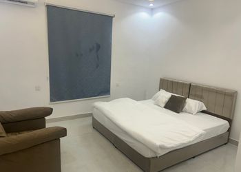 استديو بسرير مريح وأثاث بسيط
