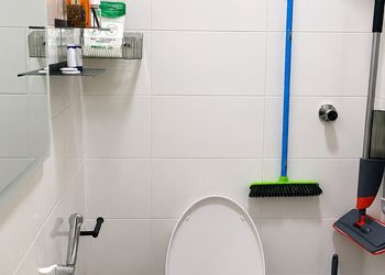 استديو بأثاث مريح وبسيط 