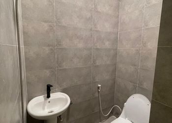 استديو بأثاث مريح وبسيط 