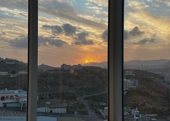 شقة بصالة جلوس وثلاث غرف نوم 