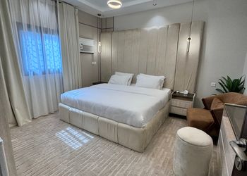 استديو بسرير ماستر وأثاث مريح 