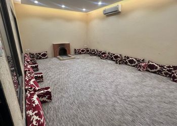 شاليه بجلسة خارجية ومسطح اخضر