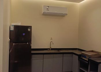 استراحة بمسبح خارجي ومسطح اخضر