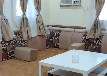 استراحة بمسطح اخضروجلسة خارجية 