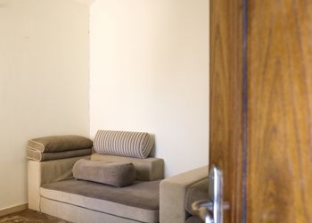 استراحة بألعاب أطفال ومسطح اخضر 