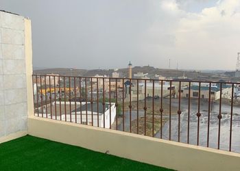 استراحة بصالة مطلة وجلسة 