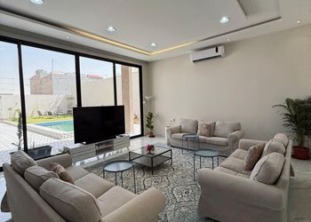شاليه بصالة مريحة مطلة على المسبح