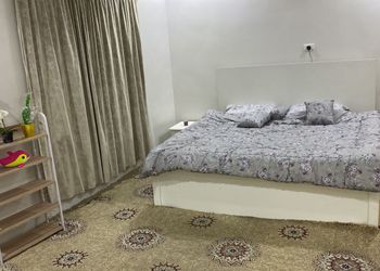 شقة بصالة مريحة وغرفة نوم 