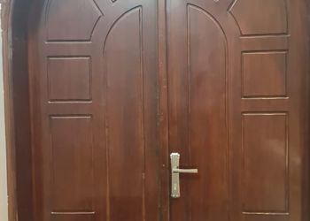 شاليه بجلسة خارجية وألعاب أطفال