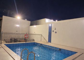 شاليه بجلسة خارجية ومسبح