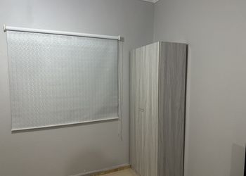 غرفة بأثاث مريح وبسيط 