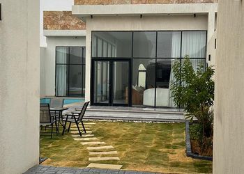 شاليه بجلسة تطل على مسبح خارجي 