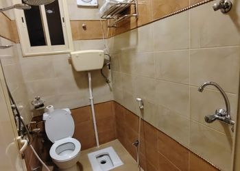 استديو بسرير ماستر وأثاث مريح 