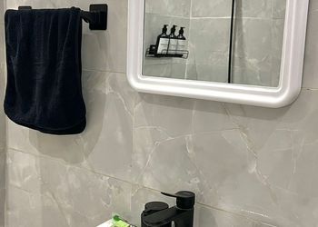 استديو بأثاث مريح وبسيط 