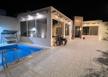 شاليه بمسطح اخضر وجلسة 