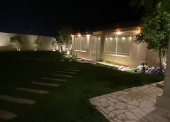 استراحة بجلسة خارجية ومسطح اخضر