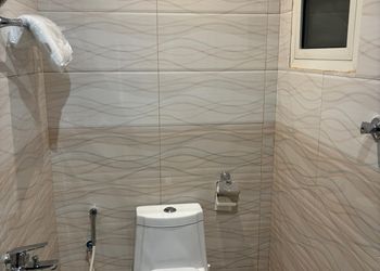 استديو بأثاث مريح وبسيط 