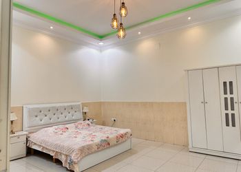 شاليه بألعاب مائية ومسطح اخضر