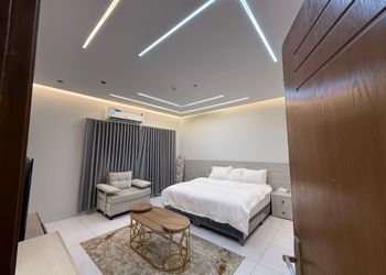 استديو بأثاث مريح وبسيط 