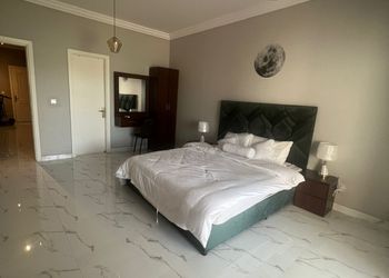 شاليه بصالة مطلة على البحر 
