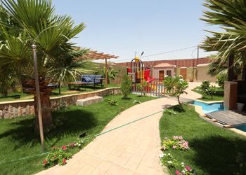 كوخ بجلسة خارجية وألعاب مائية