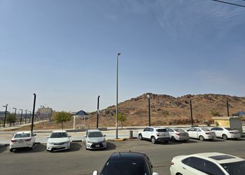 غرفة بسرير ماستر وجلسة جانبية