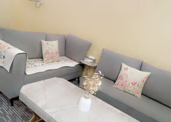 غرفة بأثاث مريح وبسيط 
