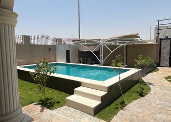 شاليه بجلسة تطل على مسبح خارجي 