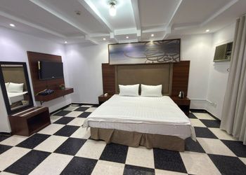 استديو بأثاث مريح وبسيط 