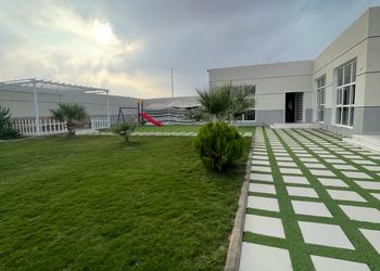 شاليه بجلسة خارجية ومسبح داخلي