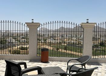كوخ بصالة وثلاث غرف نوم وإطلالة