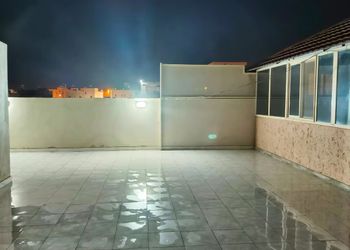 شقة بصالة مريحة وثلاث غرف نوم 