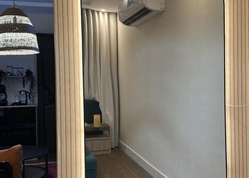 استديو بأثاث مريح وبسيط 