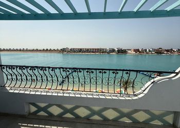 شقة بصالة مطلة على البحر 