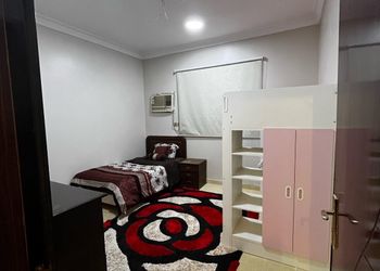 شقة واسعة بصالة وثلاث غرف نوم 