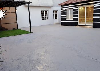 استراحة ببيت شعر وفناء خارجي