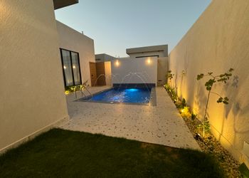 شاليه بتصميم أنيق ومسبح خارجي